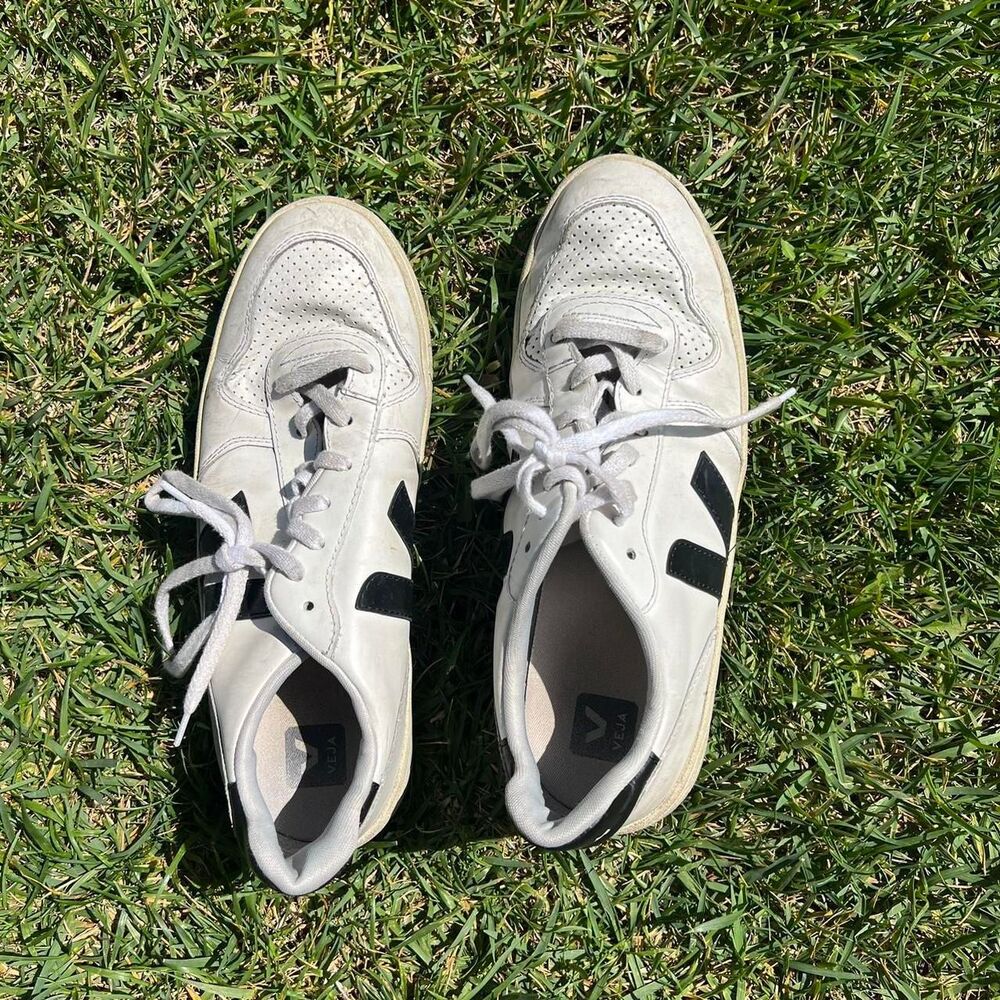 Veja sneaker mens size 11 white sole walking